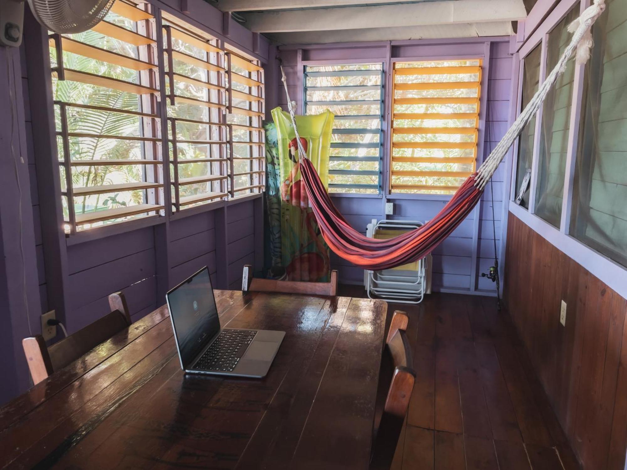 Anda Di Hows Hostel Placencia Luaran gambar
