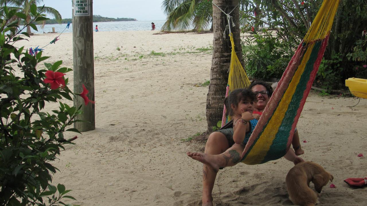 Anda Di Hows Hostel Placencia Luaran gambar