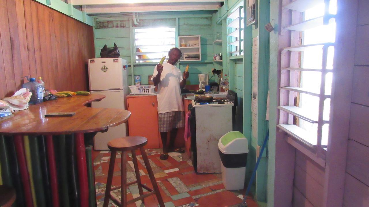 Anda Di Hows Hostel Placencia Luaran gambar